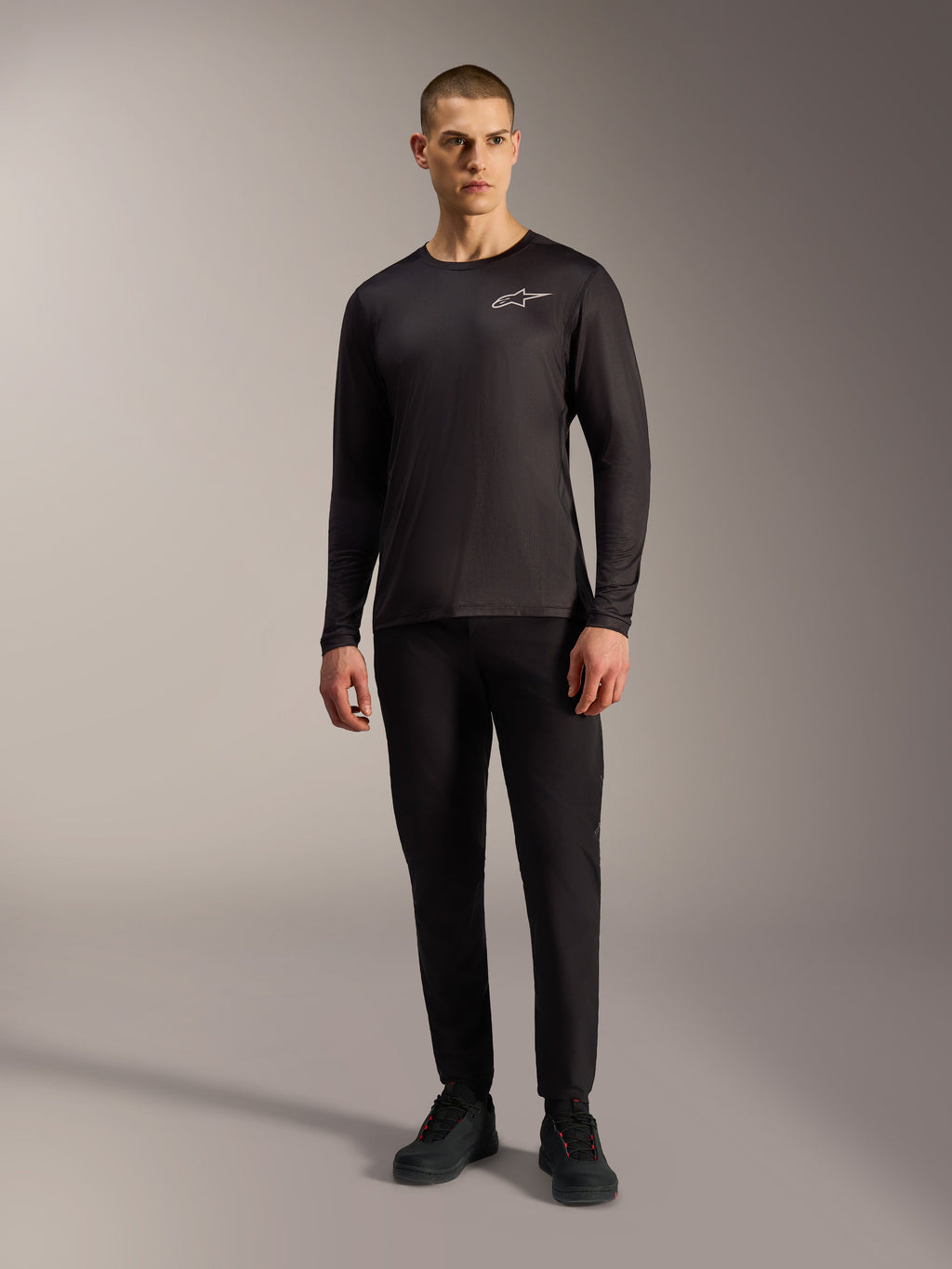 Maillot VTT noir A-Dura Air à manches longues, haut respirant avec logo Alpinestars blanc porté par un mannequin.