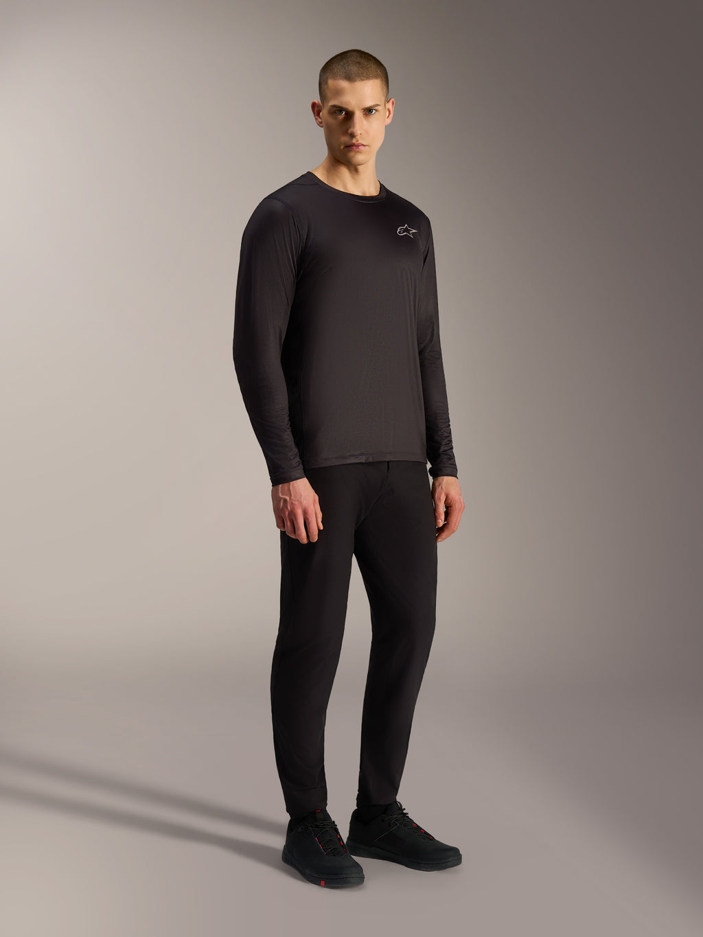 Maillot A-Dura Air noir à manches longues, haut de VTT respirant en jacquard avec petit logo sur la poitrine.
