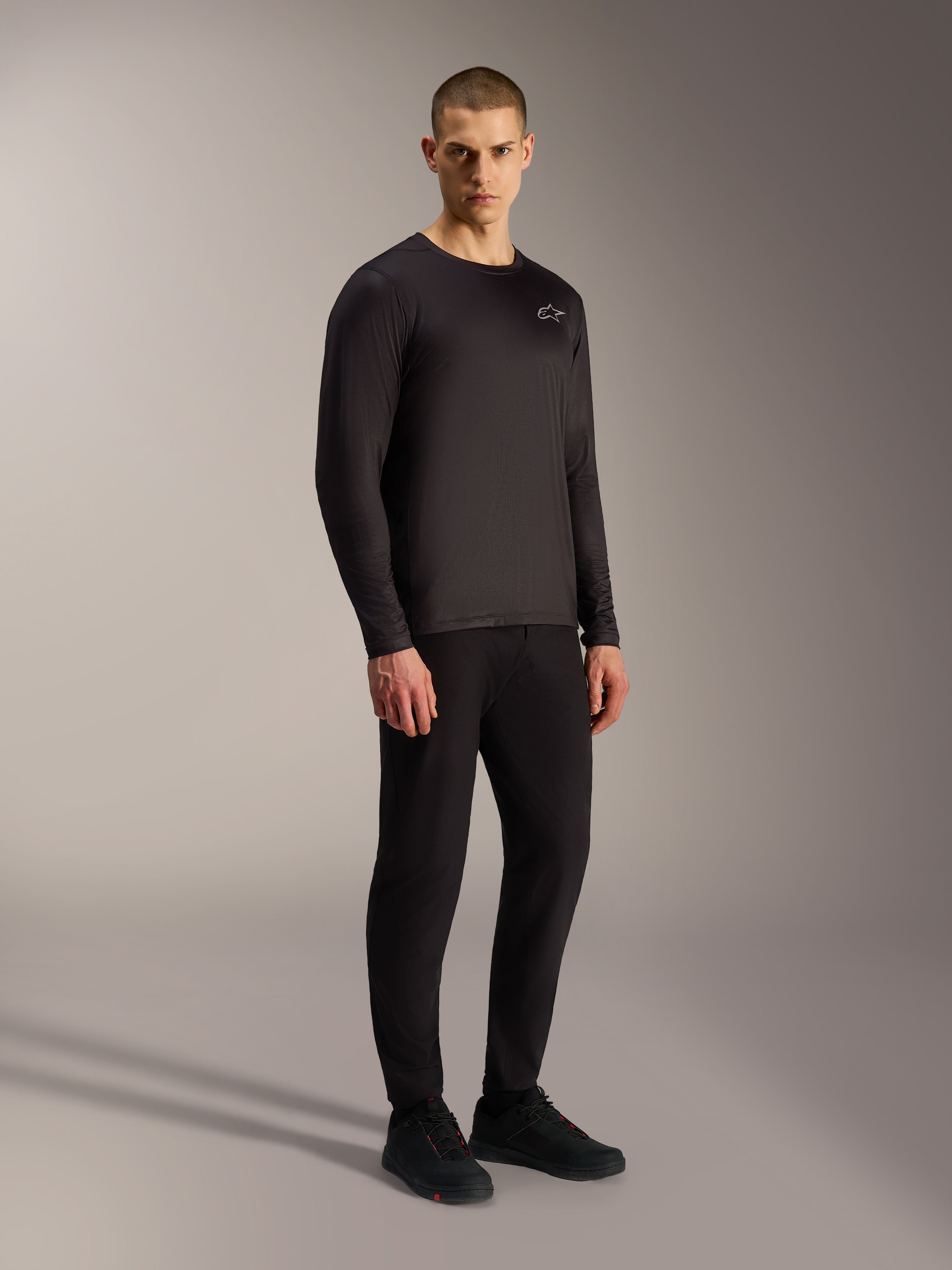 Maillot A-Dura Air noir à manches longues, haut de VTT respirant en jacquard avec petit logo sur la poitrine.