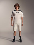 Maillot à manches courtes Alpinestars A-Aria Polartec Elite en écru, avec empiècements noirs aux épaules et logo centré sur la poitrine, assorti d'un short écru, chaussettes noires et chaussures de vélo, équipement de VTT haut de gamme