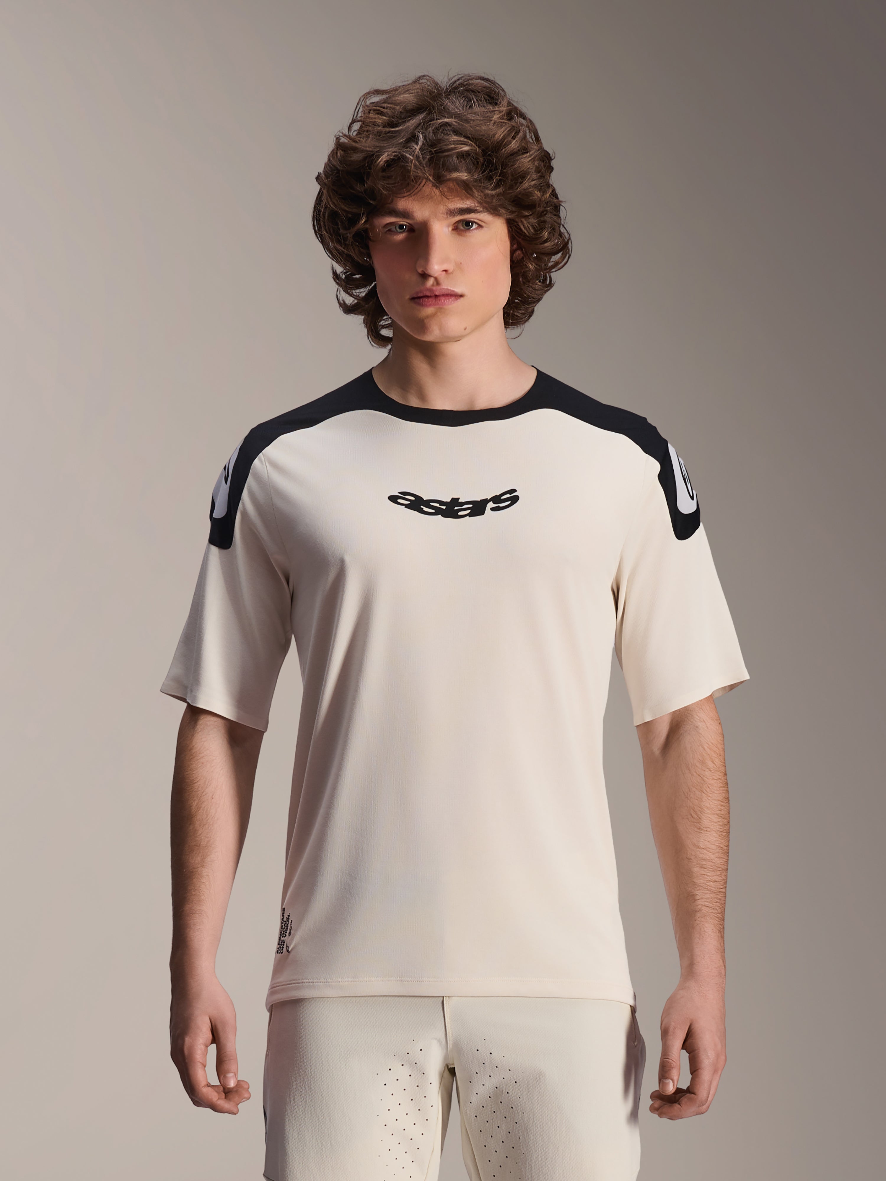 Alpinestars A-Aria Polartec Elite Jersey, maillot de VTT à manches courtes, écru avec empiècements noirs aux épaules, logo astars noir sur la poitrine, vêtement de VTT coupe performance