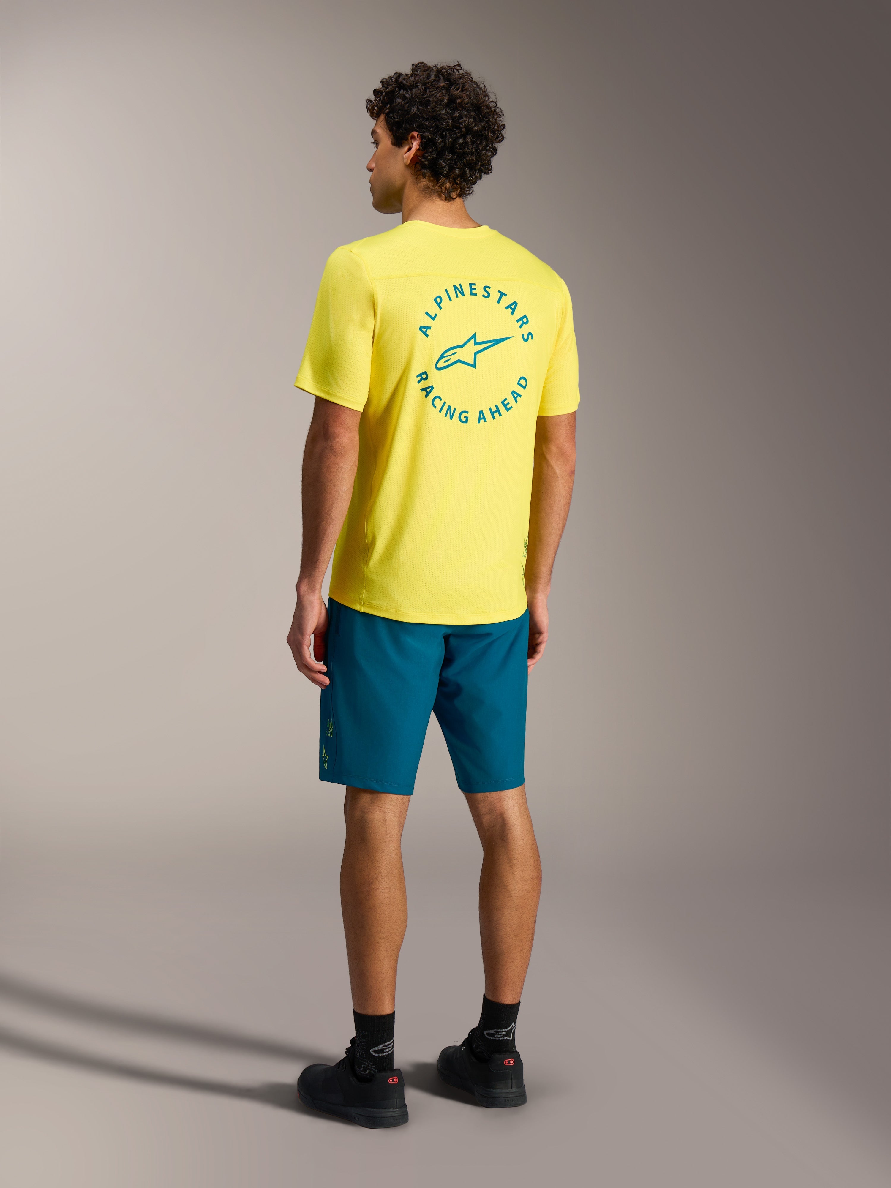 Short Alpinestars A-Dura Ride bleu-vert et maillot jaune, vue arrière d'un équipement technique de VTT