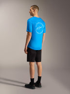 Maillot A-Dura Air SS bleu vif avec logo circulaire blanc au dos et short A-Dura Ride noir pour le VTT.