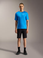 Shorts Alpinestars A-Dura Ride noirs et maillot bleu vif, tenue de VTT haute performance portée par un modèle