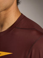 Maillot A-Dura Ride bordeaux, mettant en avant le tissu jacquard texturé et les coutures d'épaule ergonomiques.