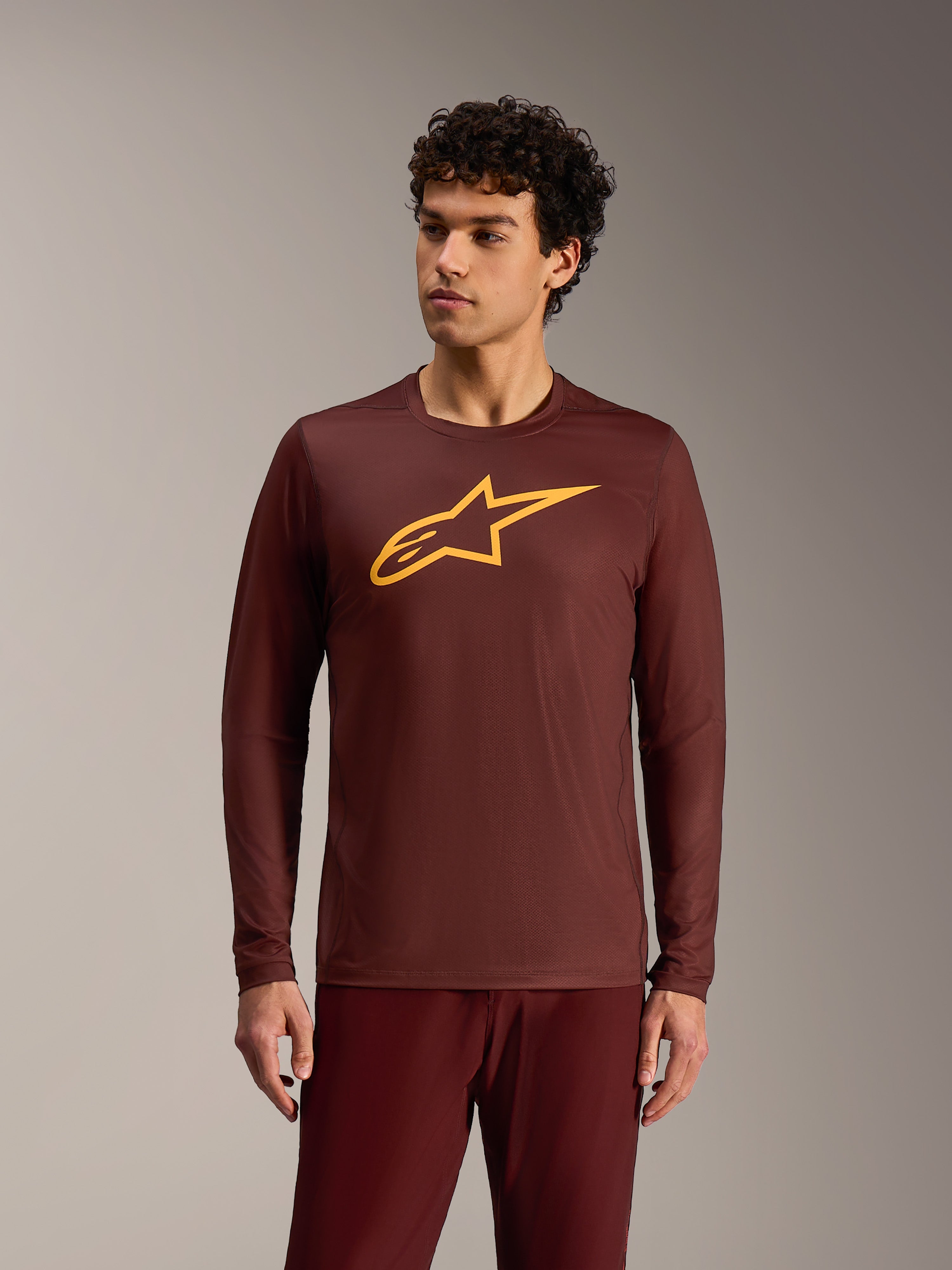 Maillot manches longues A-Dura Ride bordeaux, logo poitrine Alpinestars jaune, tenue de VTT performante