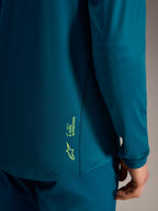 Maillot A-Dura Ride bleu-vert à manches longues, marquage Alpinestars vert lime sur l'ourlet arrière texturé.