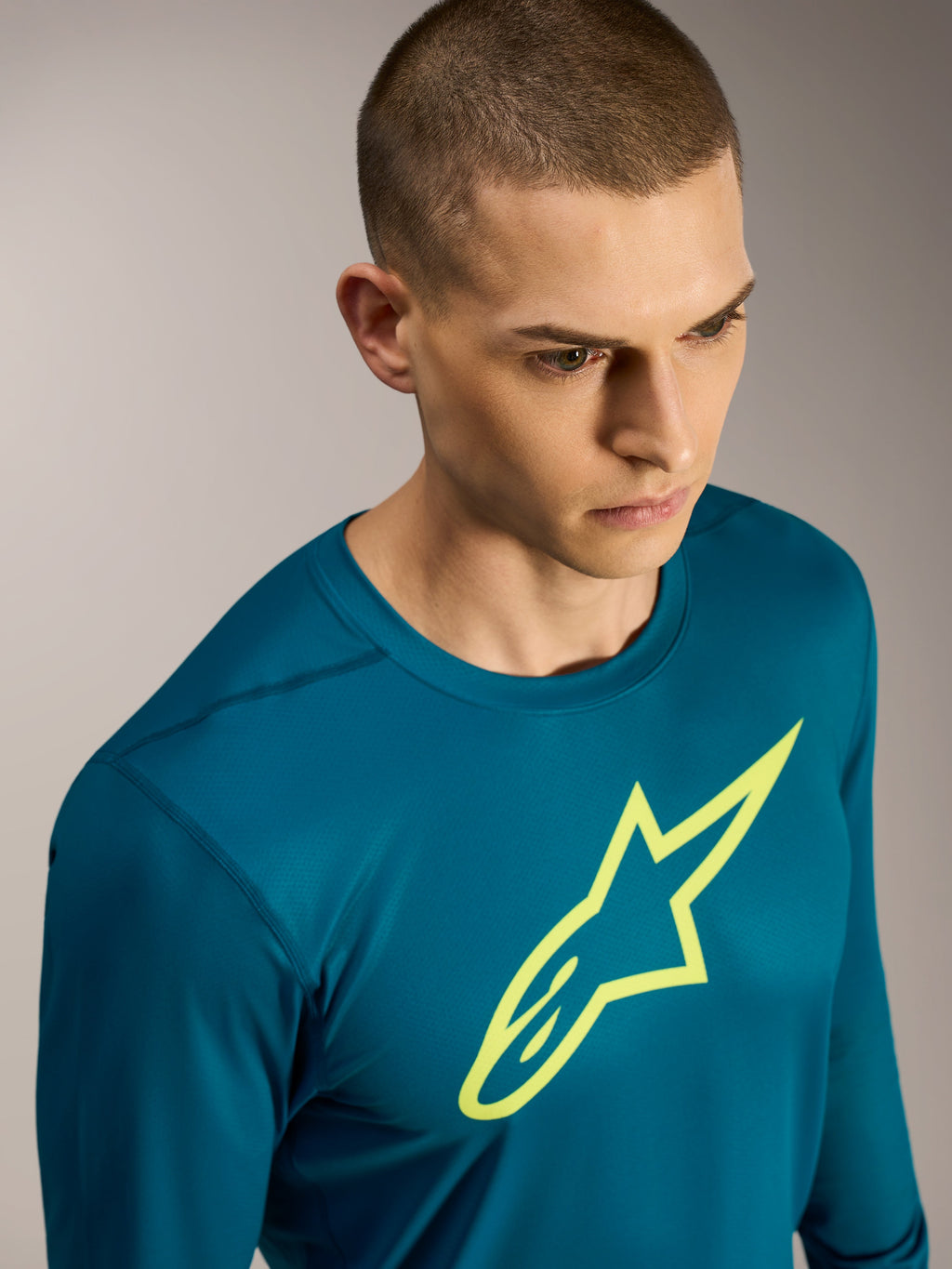 Maillot Alpinestars A-Dura Ride manches longues, haut VTT bleu-vert avec logo Astars jaune et tissu stretch performant.
