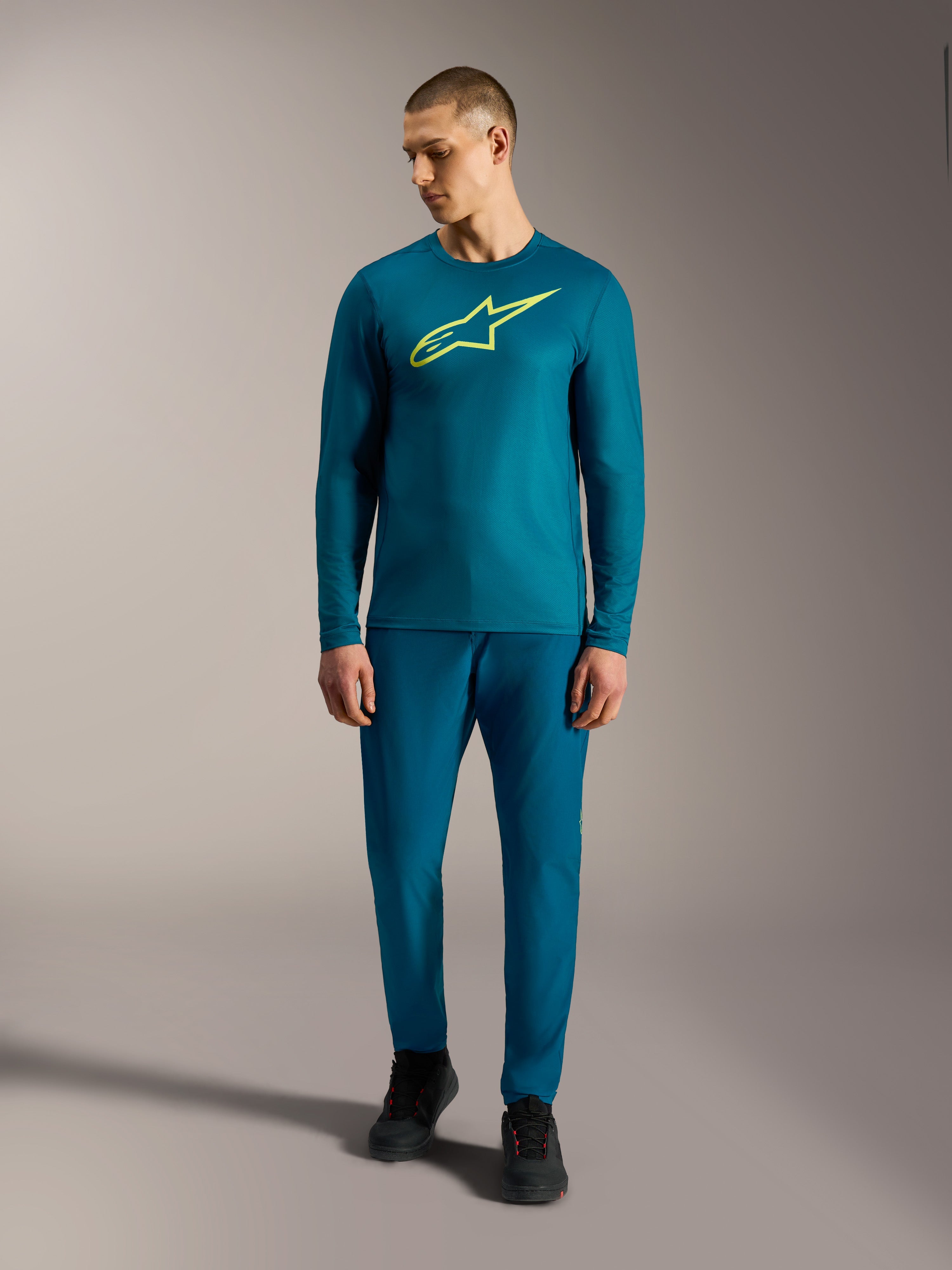Maillot Alpinestars A-Dura Ride à manches longues bleu-vert avec logo jaune citron, tenue de VTT performante pour homme.