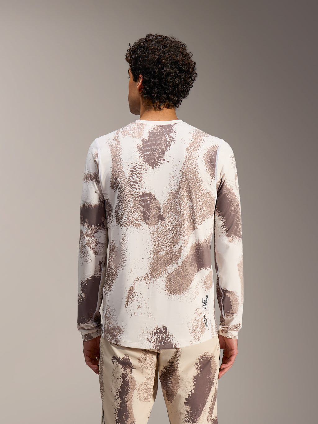 Maillot Alpinestars A-Dura Ride Sand Camo, vue de dos montrant sa coupe performance légère pour le VTT.
