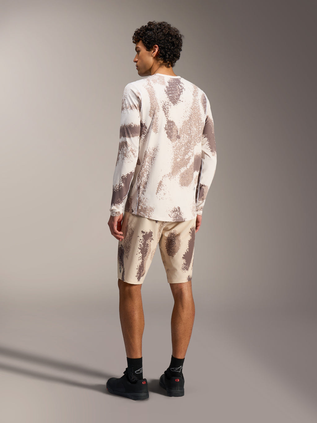 Maillot A-Dura Ride LS et short assorti en Sand Camo, équipement de VTT technique au motif camouflage texturé.