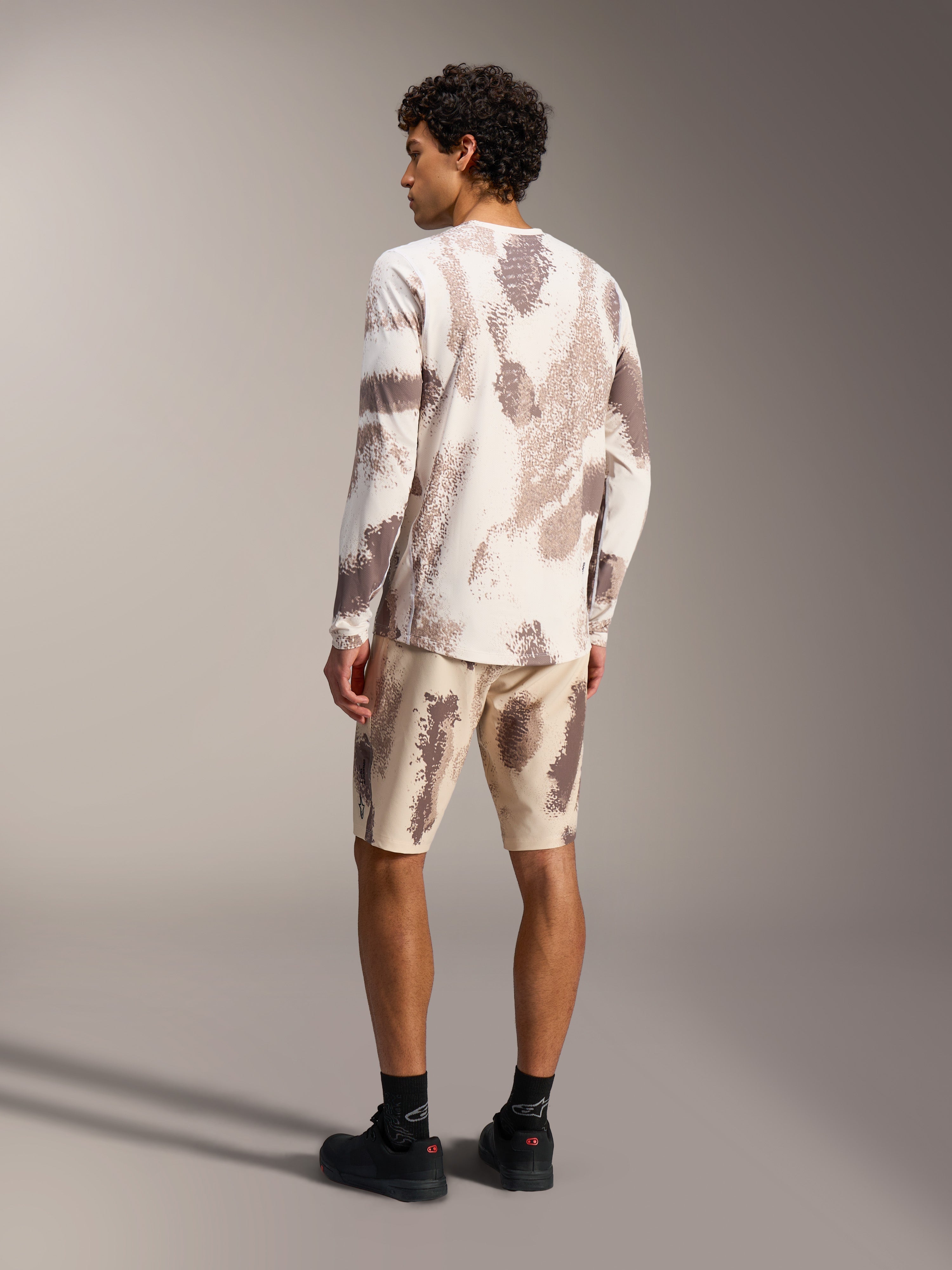 Maillot A-Dura Ride LS et short assorti en Sand Camo, équipement de VTT technique au motif camouflage texturé.
