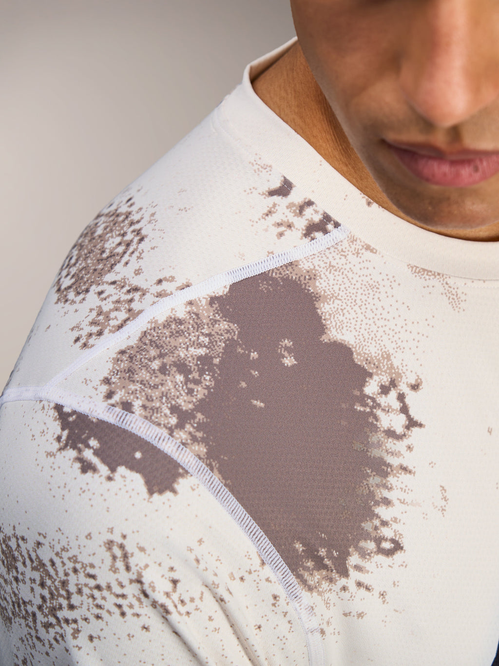 Maillot A-Dura Ride Sand Camo, gros plan sur les coutures d'épaule et le tissu jacquard respirant de VTT