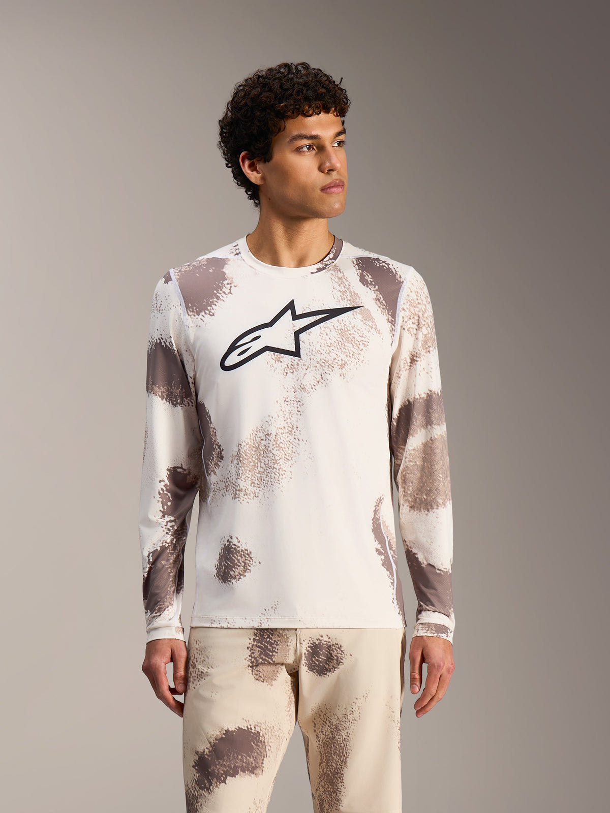 Maillot VTT manches longues Alpinestars A-Dura Ride Sand Camo, blanc à motifs abstraits et logo noir sur la poitrine.