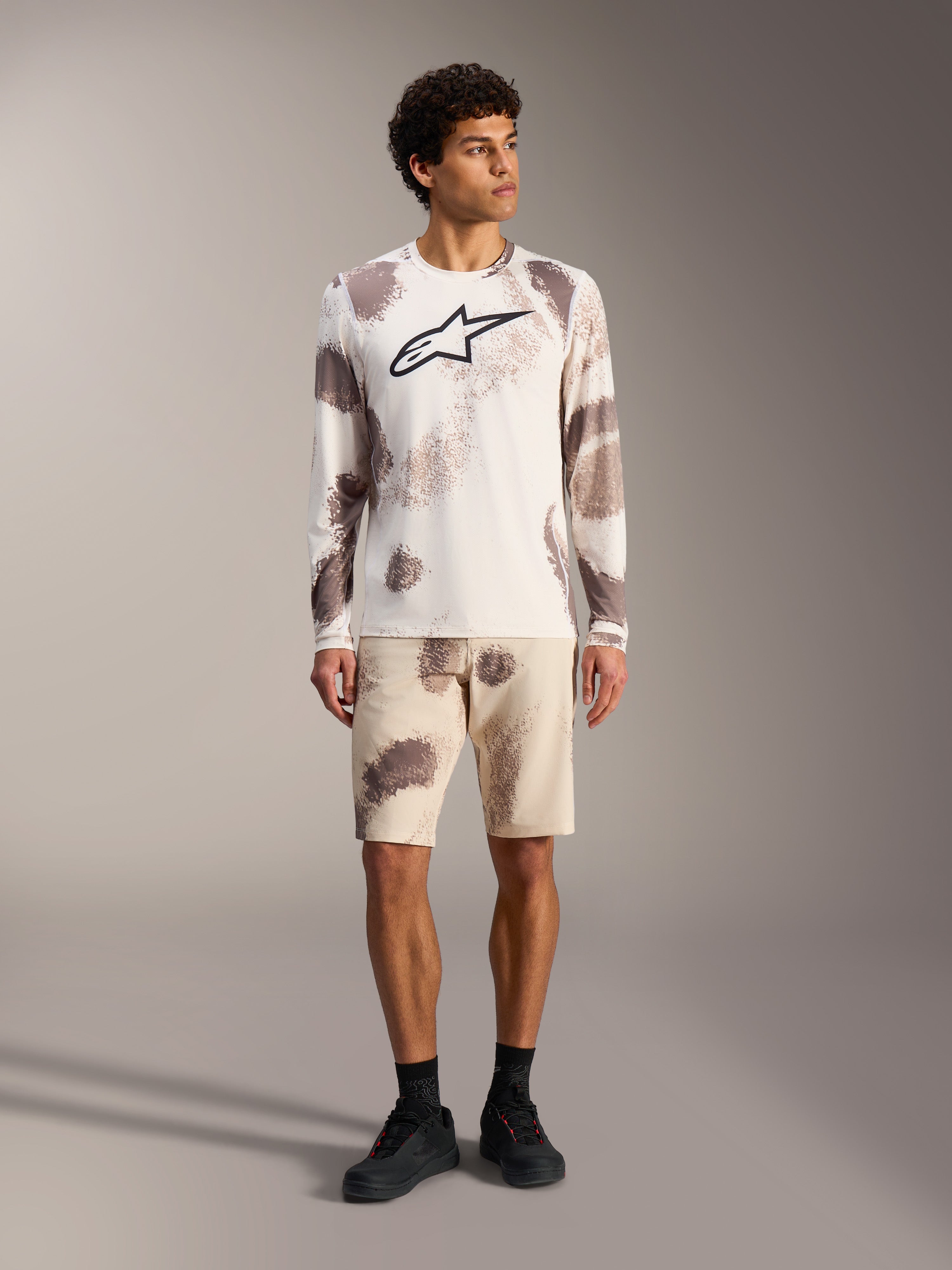 Maillot à manches longues A-Dura Ride en camouflage sable avec logo Astars noir, tenue de performance pour le VTT.