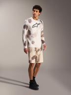 Maillot A-Dura Ride manches longues Sand Camo, tenue VTT avec logo sur la poitrine et short à motif assorti.