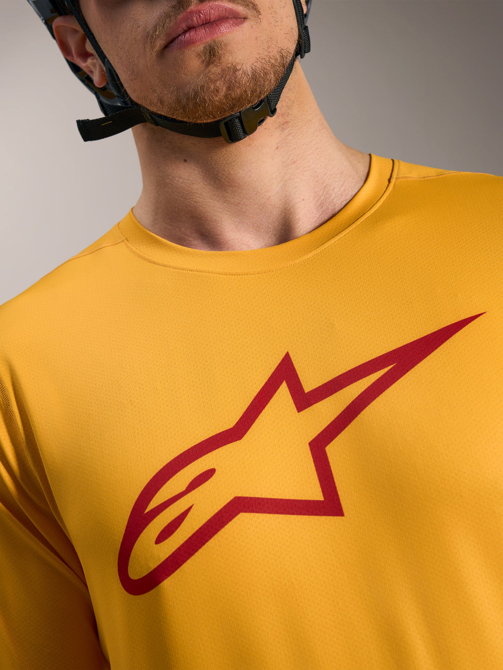 Maillot A-Dura Ride orange Alpinestars, logo Astars rouge sur la poitrine, vêtement technique léger pour le VTT.