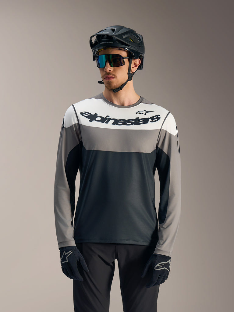 Maillot A-Dura Race manches longues, haut VTT gris et blanc avec logo Alpinestars et équipement de cyclisme.