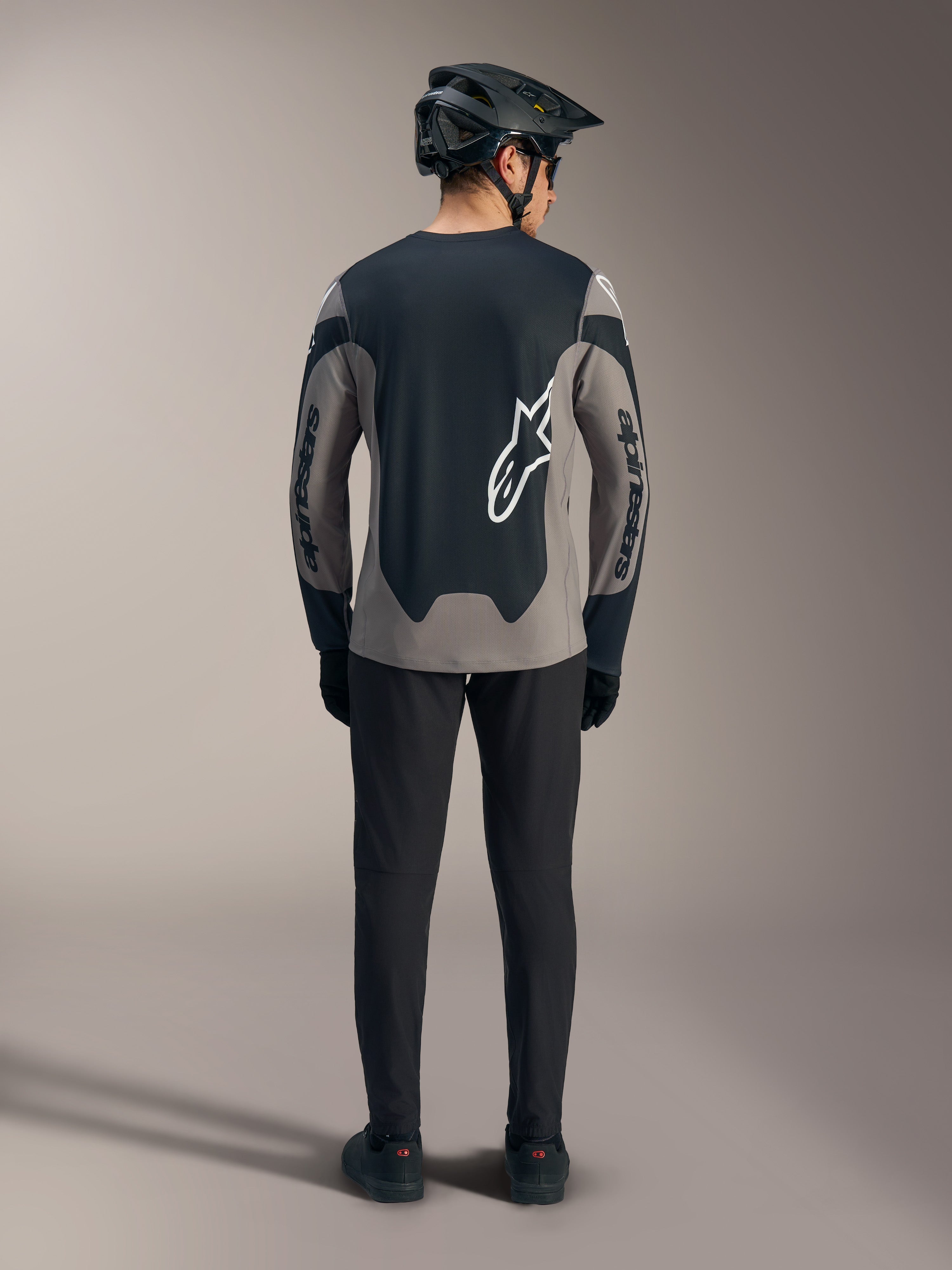 Maillot de VTT A-Dura Race gris à manches longues, vue arrière avec panneaux noirs et logos Alpinestars blancs.