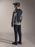 Maillot A-Dura Race à manches longues gris et noir Alpinestars, vu de dos dans une tenue de VTT complète.