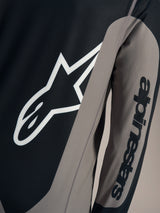 Détail du maillot A-Dura Race gris avec logo Astars blanc et marquage Alpinestars sur la manche.