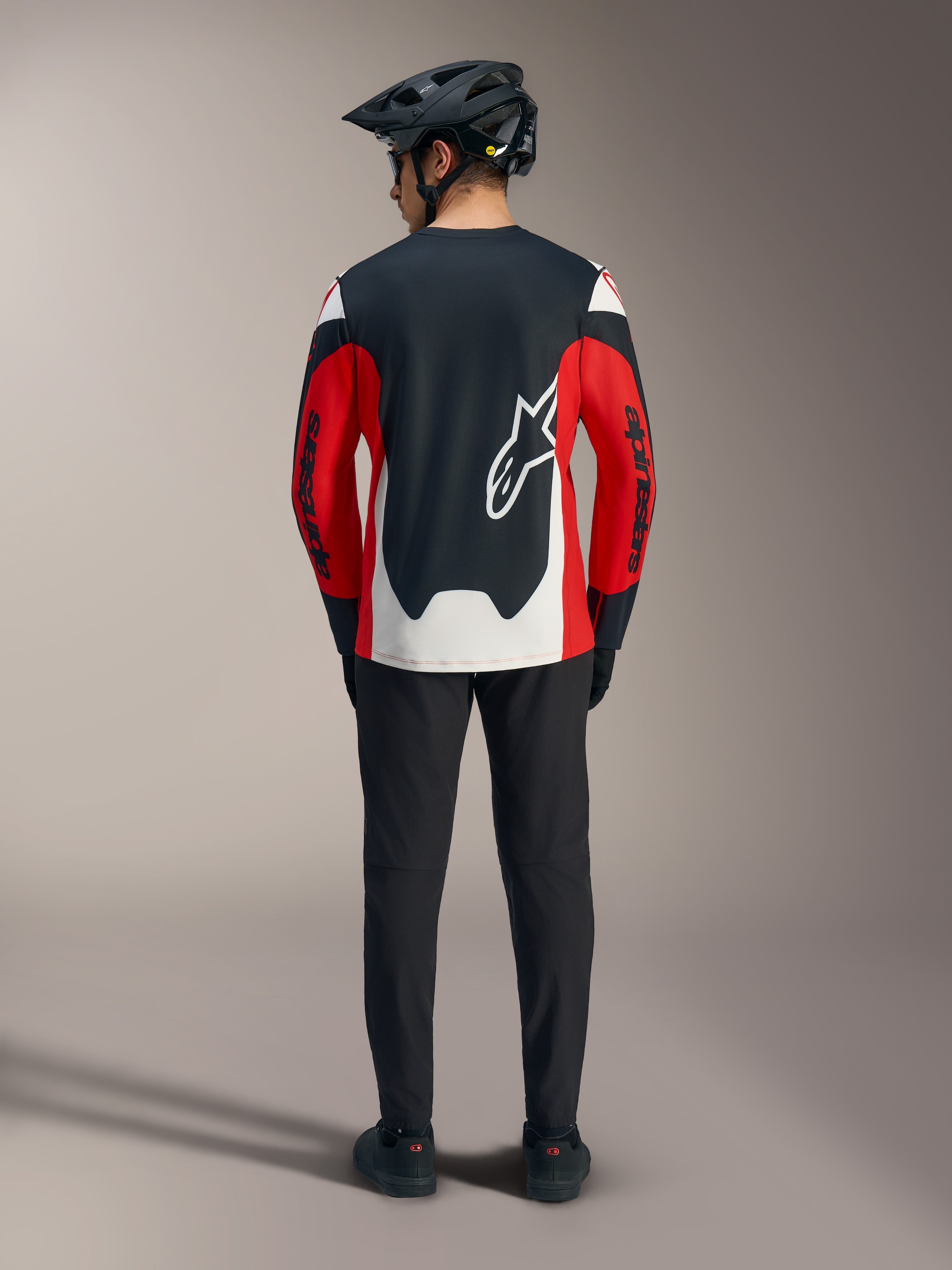 Maillot A-Dura Race rouge à manches longues, panneaux noirs et blancs et logo Astars au dos pour le VTT.