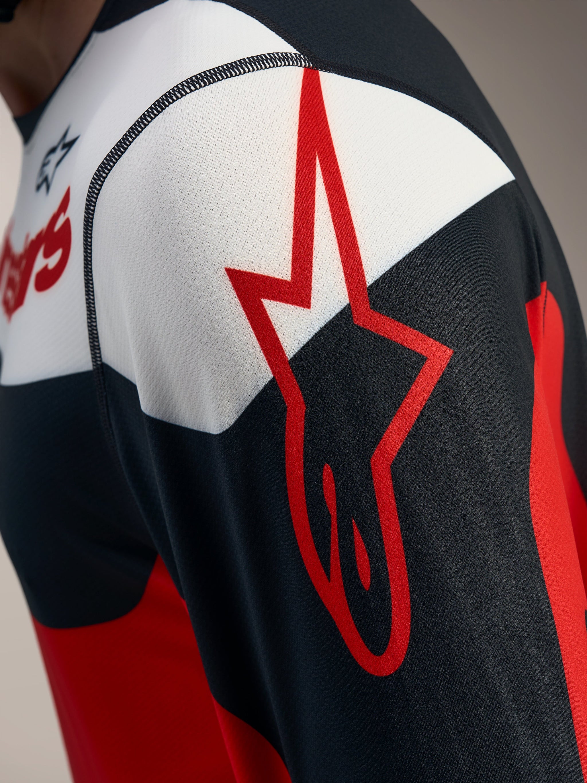 Maillot Alpinestars A-Dura Race à manches longues, rouge et noir avec logo étoile sur maille jacquard respirante.