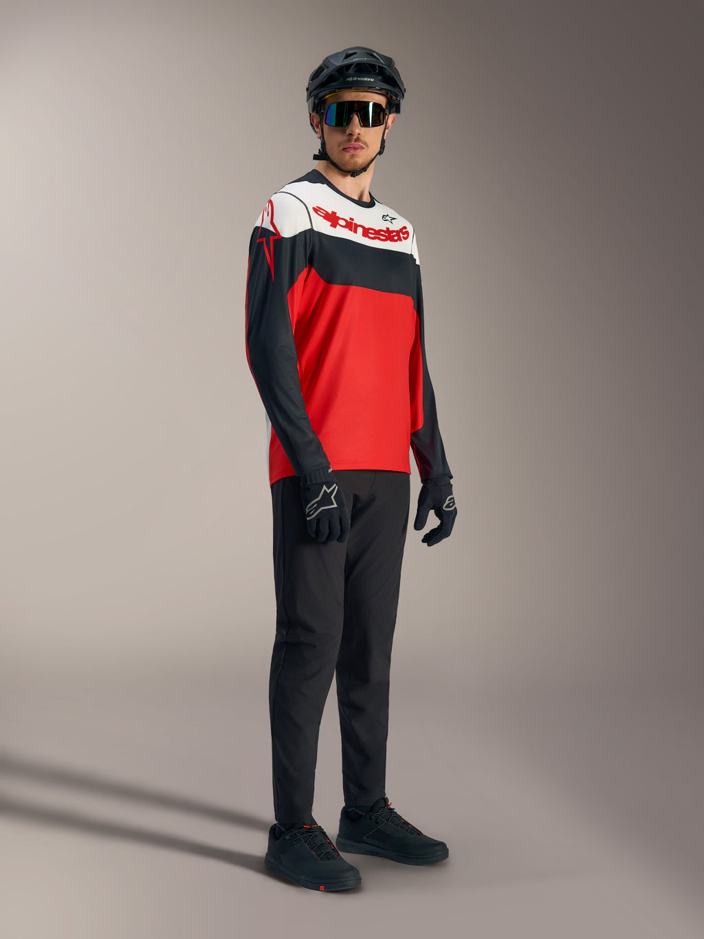 Maillot à manches longues A-Dura Race rouge, noir et blanc, logos audacieux et équipement de VTT professionnel.