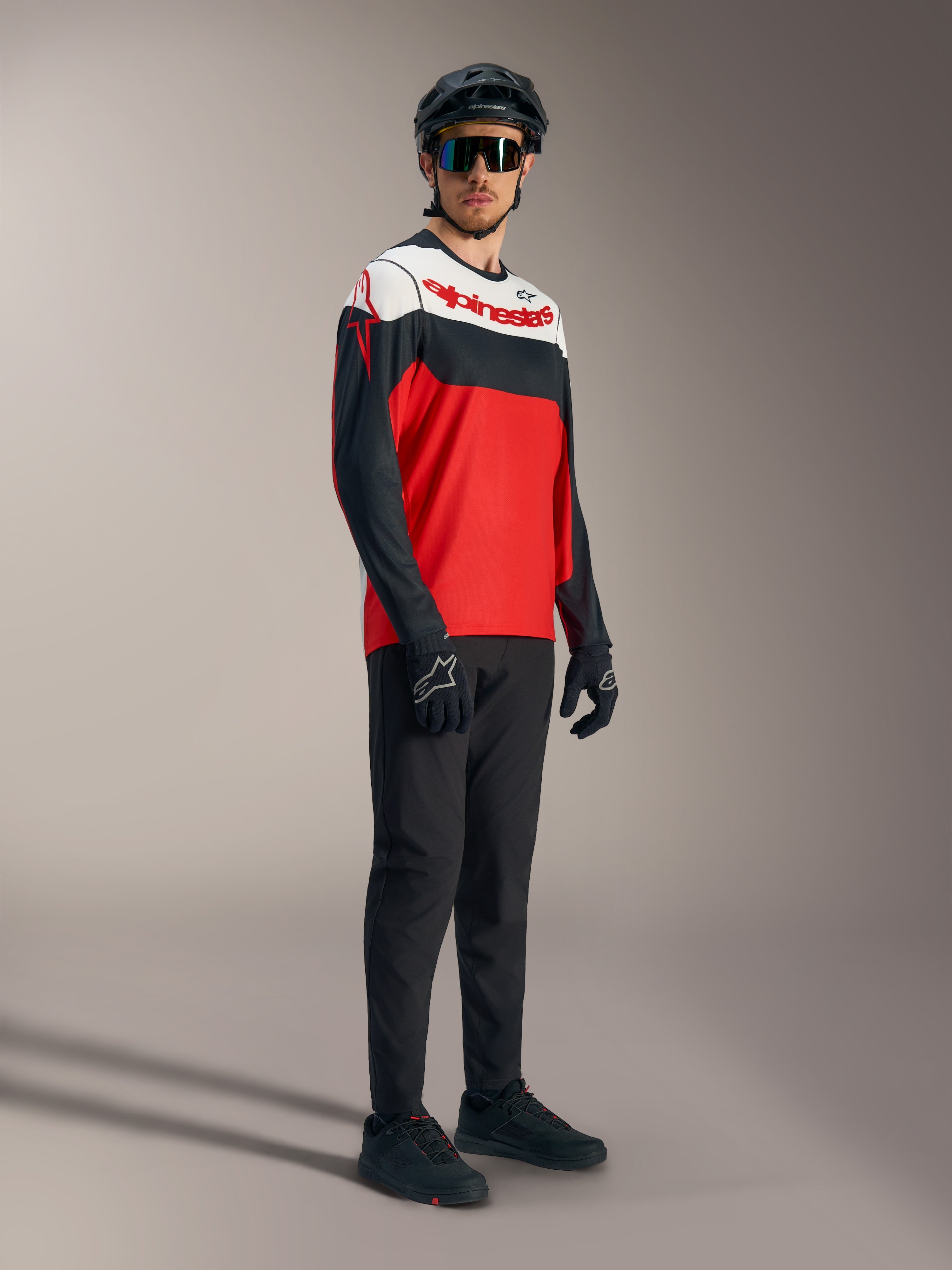 Maillot à manches longues A-Dura Race rouge, noir et blanc, logos audacieux et équipement de VTT professionnel.