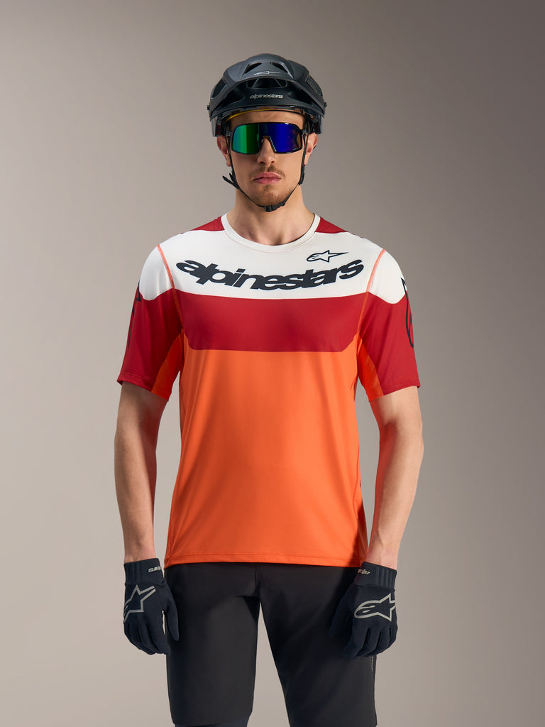 Maillot A-Dura Race à manches courtes, blocs orange, rouge et blanc avec logo Alpinestars noir, idéal pour le VTT.