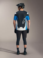 Maillot Alpinestars A-Dura Race SS bleu et noir, associé à un short technique de VTT et un équipement de performance.