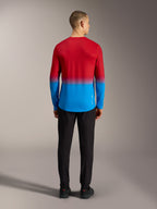 Maillot VTT Alpinestars A-Dura ASTARS 2.0, manches longues avec dégradé rouge et bleu, vue de dos sur modèle.