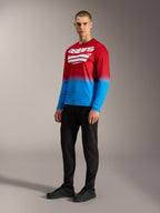 Maillot Alpinestars A-Dura ASTARS 2.0 à manches longues, dégradé rouge et bleu avec logo blanc sur la poitrine.