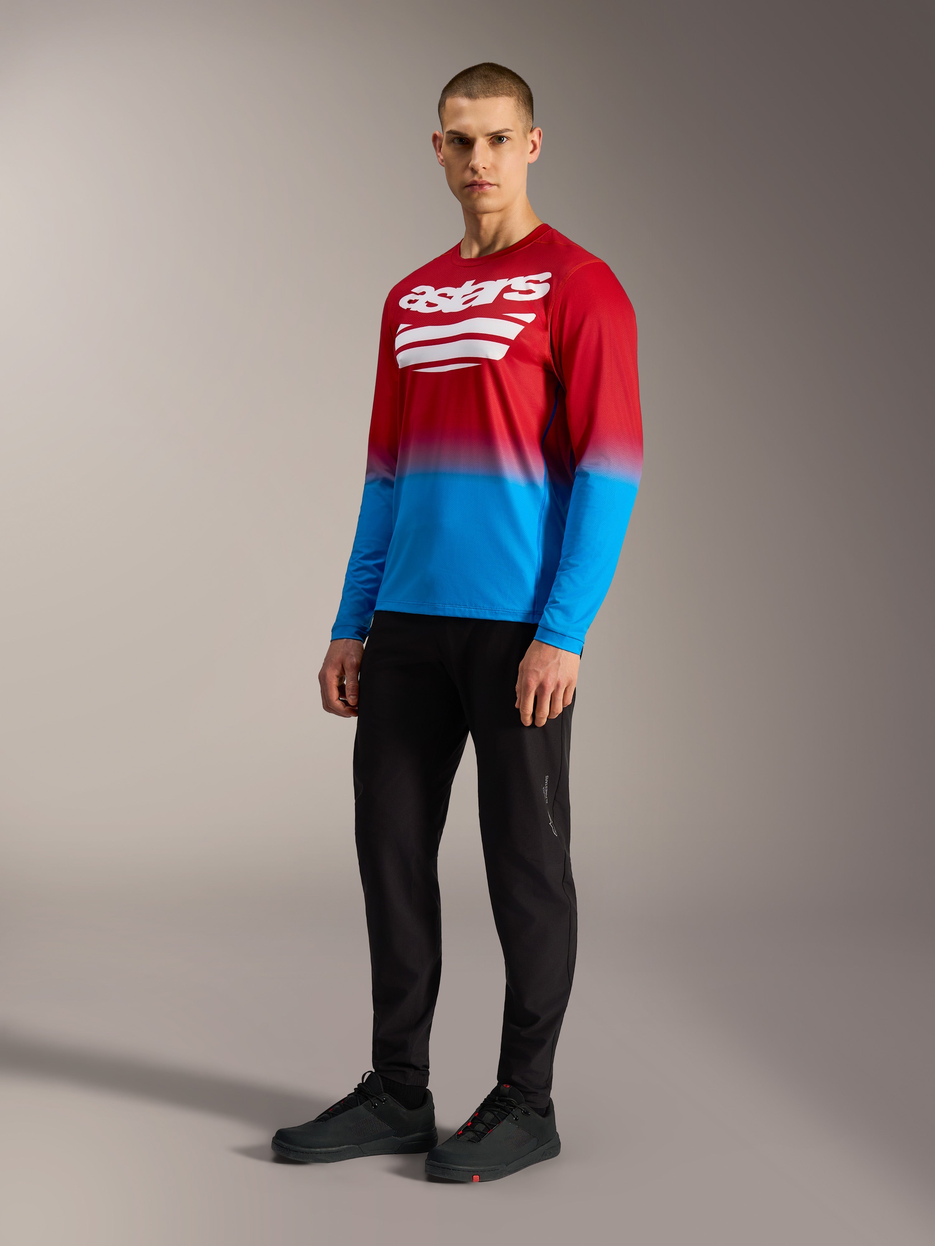 Maillot Alpinestars A-Dura ASTARS 2.0 à manches longues, dégradé rouge et bleu avec logo blanc sur la poitrine.