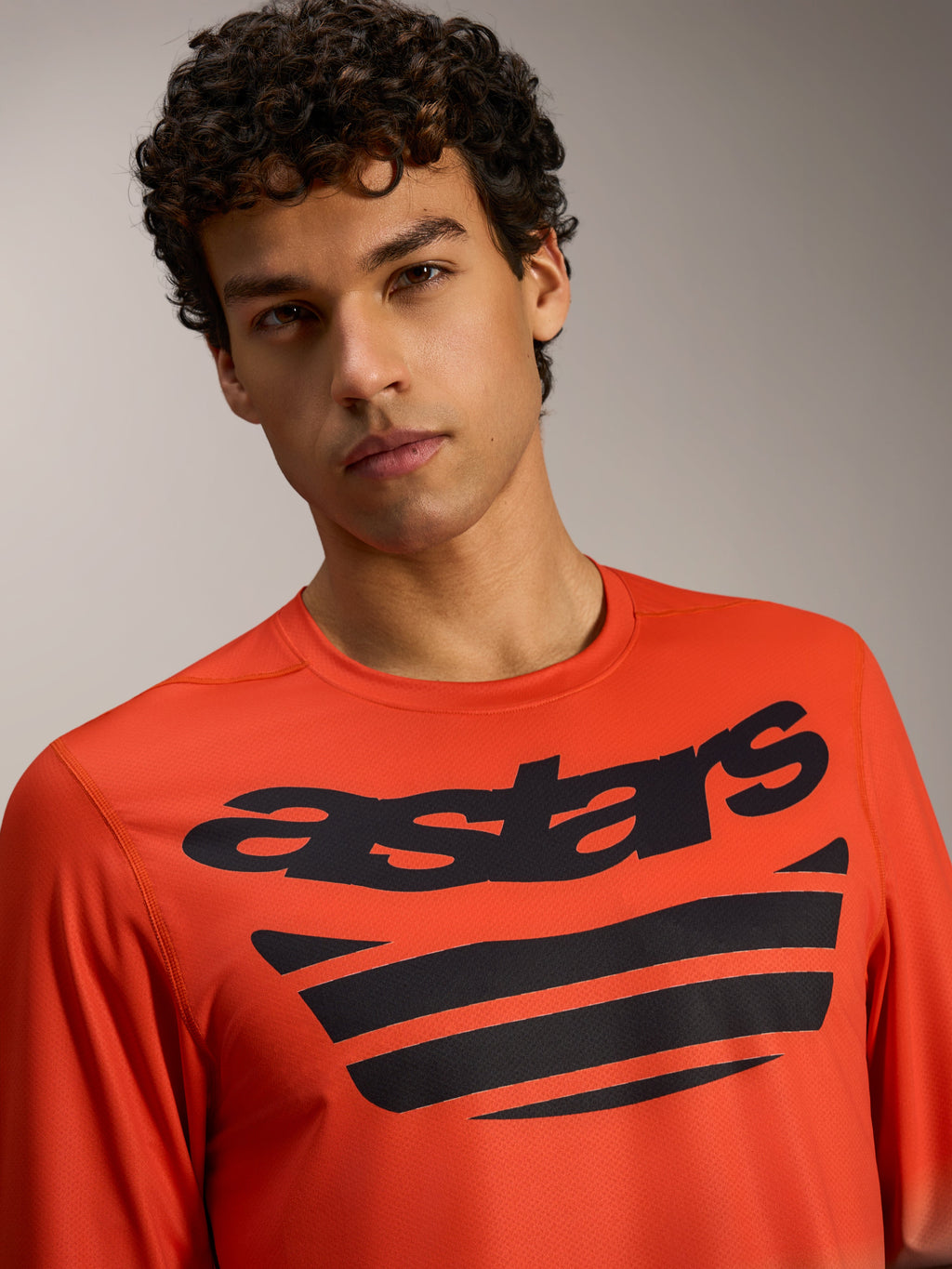 Maillot orange A-Dura ASTARS 2.0 à manches longues, logos noirs sur la poitrine, vêtement technique pour le VTT.