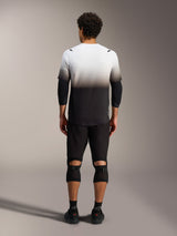 Maillot VTT A-Dura ASTARS 2.0, manches courtes, dégradé blanc et noir, coupe régulière et pan arrière allongé.