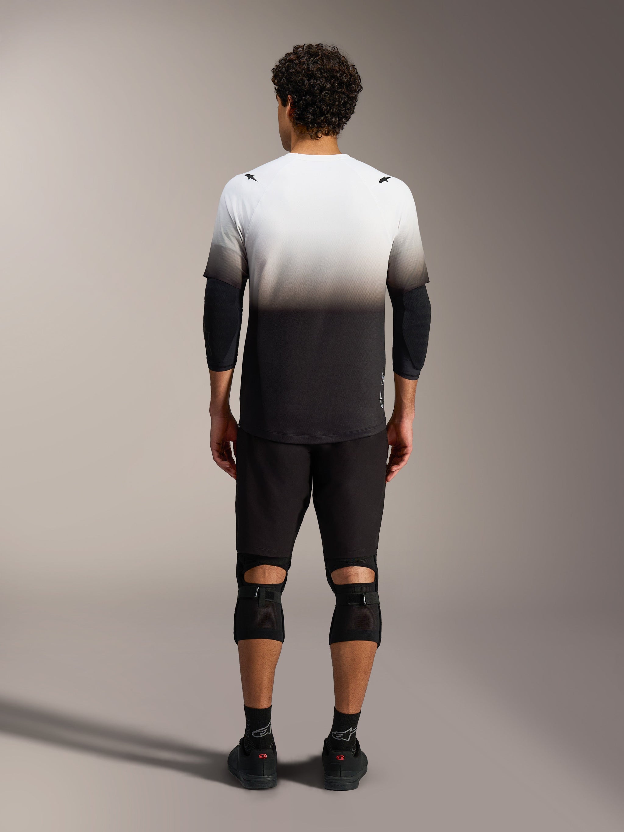 Maillot VTT A-Dura ASTARS 2.0, manches courtes, dégradé blanc et noir, coupe régulière et pan arrière allongé.