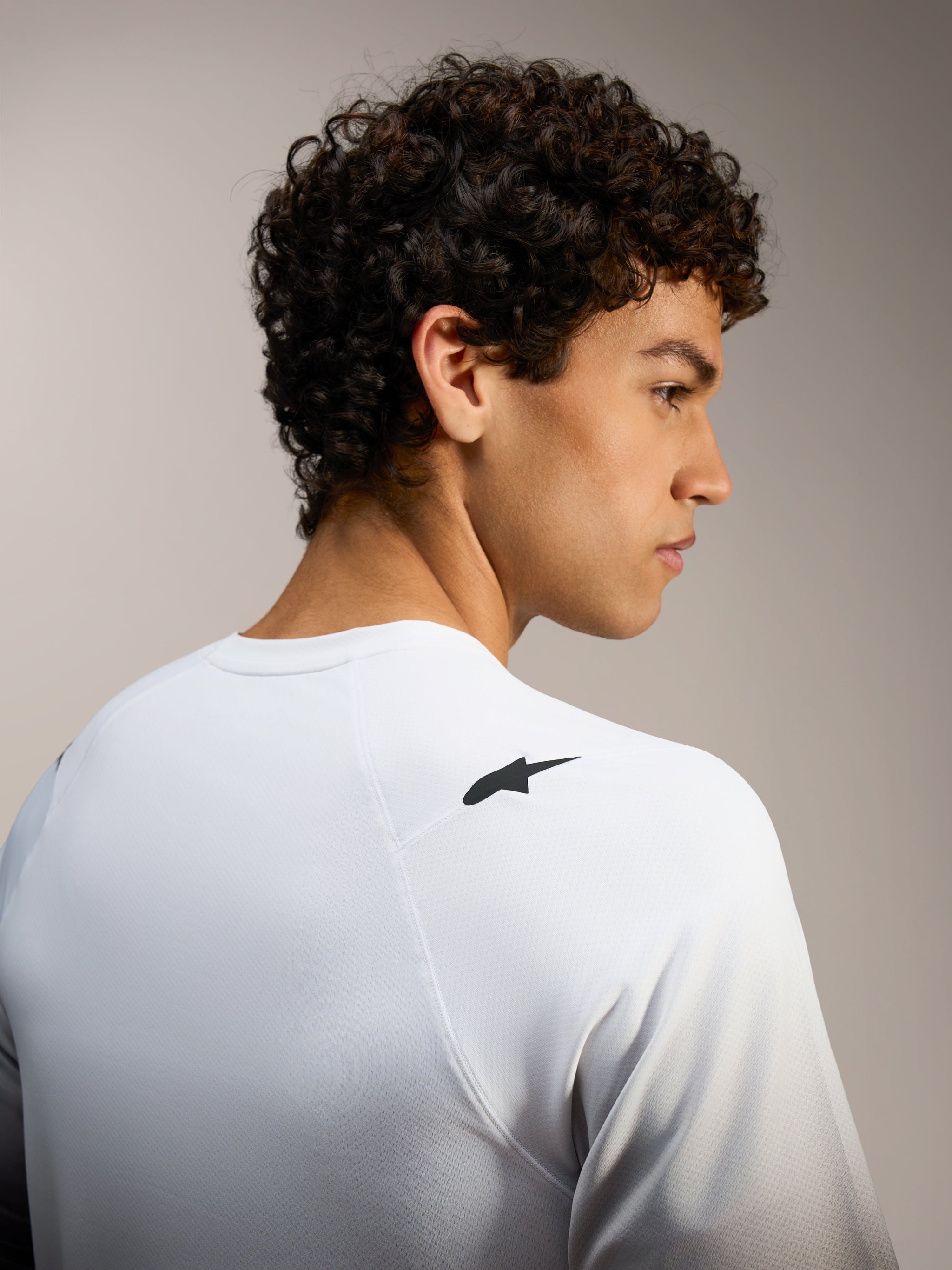 Maillot A-Dura ASTARS 2.0 blanc, haut de VTT à manches courtes avec logo noir à l'épaule et texture jacquard respirante.