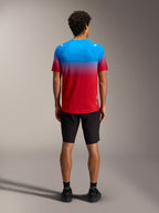 Maillot VTT A-Dura ASTARS 2.0, dégradé bleu et rouge, manches courtes, vu de dos avec short noir.