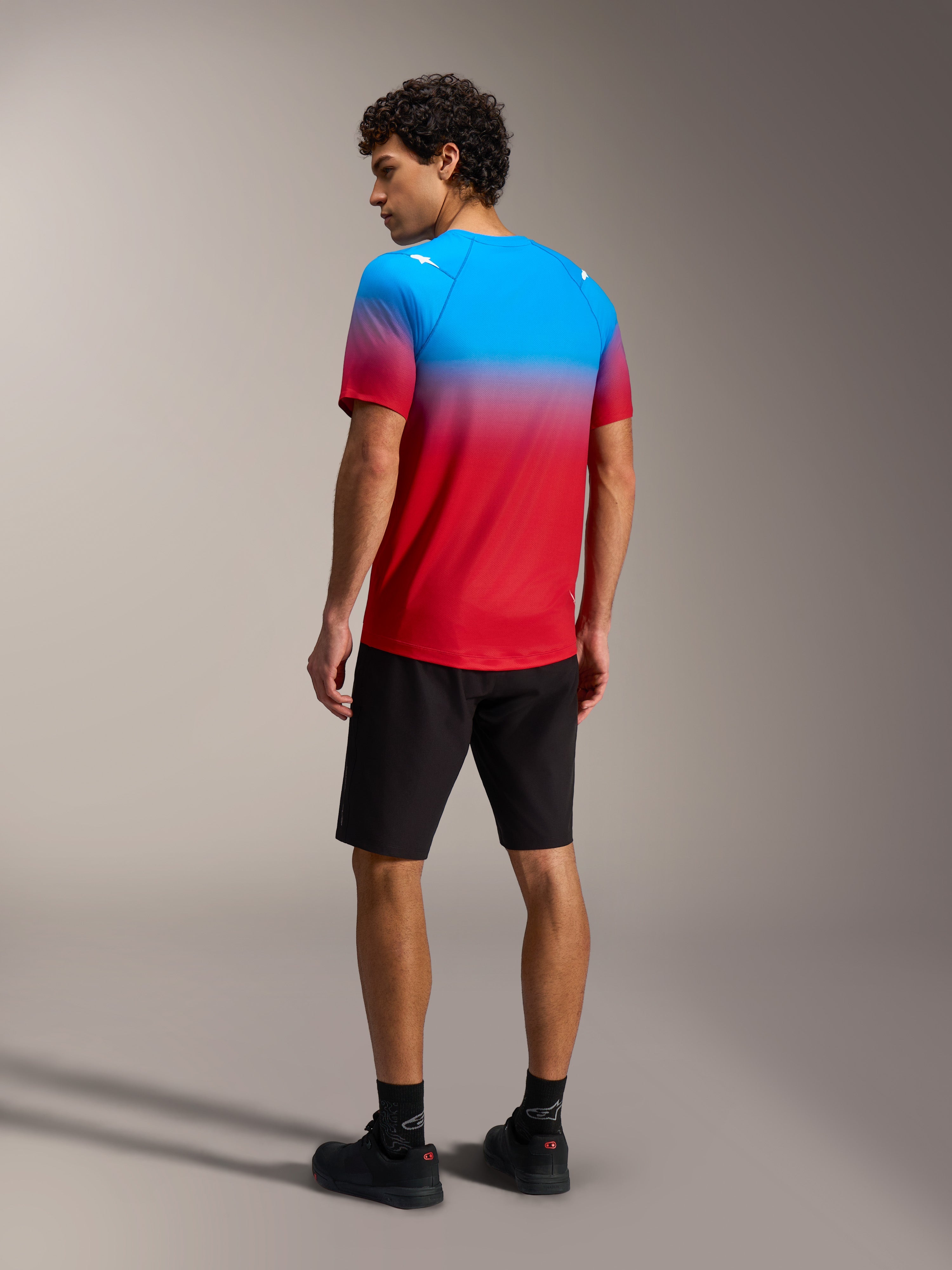 Maillot A-Dura ASTARS 2.0, dégradé rouge et bleu, vue de dos, équipement VTT haute performance.