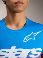 Maillot A-Dura ASTARS 2.0, haut de VTT bleu vif à manches courtes avec logo blanc et tissu jacquard respirant.