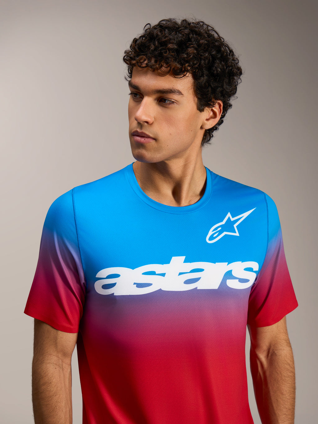 Maillot VTT A-Dura ASTARS 2.0 à manches courtes, dégradé bleu et rouge vif avec logo blanc sur la poitrine.