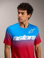 Maillot VTT A-Dura ASTARS 2.0 à manches courtes, dégradé bleu et rouge vif avec logo blanc sur la poitrine.