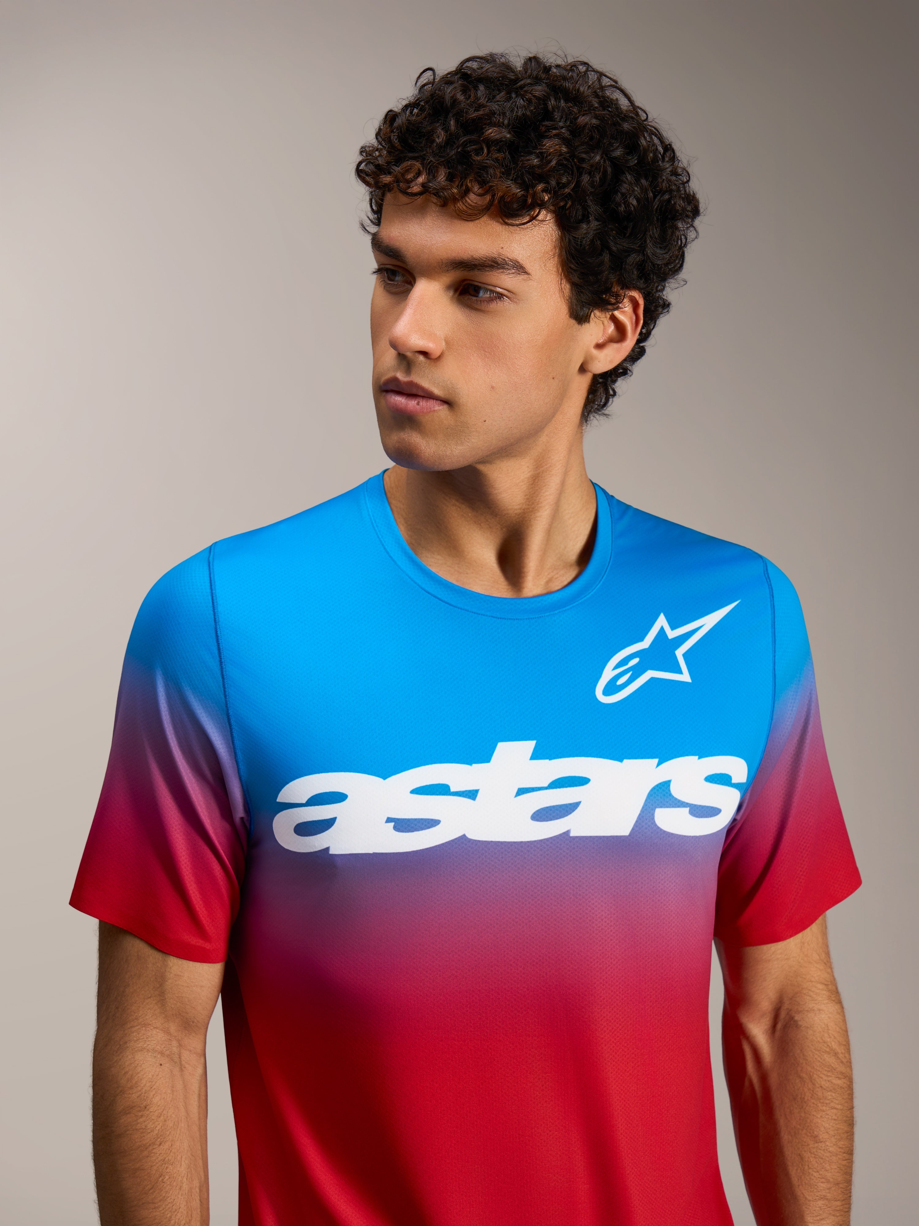 Maillot VTT A-Dura ASTARS 2.0 à manches courtes, dégradé bleu et rouge vif avec logo blanc sur la poitrine.