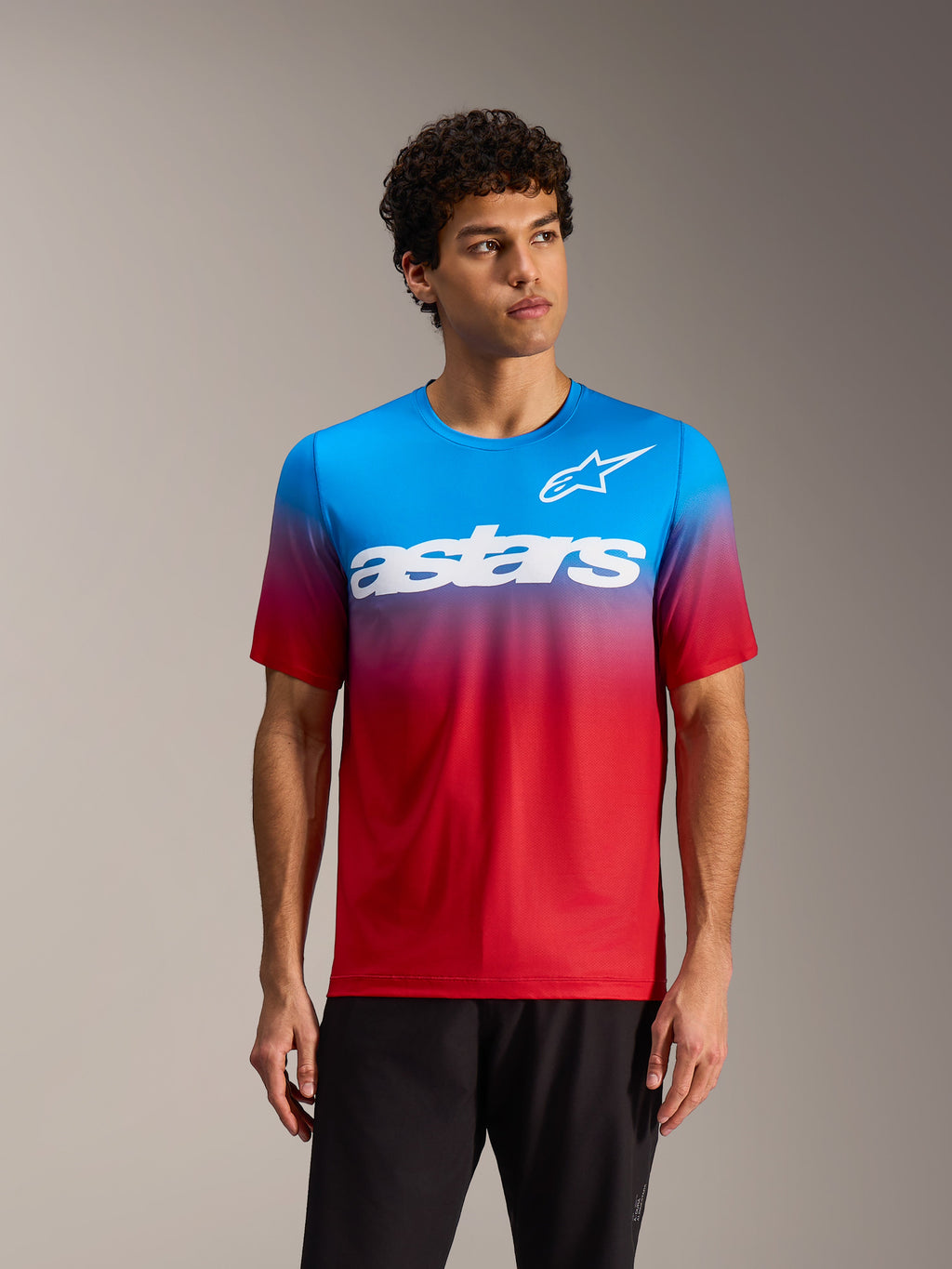 Maillot VTT A-Dura ASTARS 2.0 dégradé rouge et bleu avec logos blancs porté par un modèle masculin.