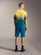 Maillot VTT A-Dura ASTARS 2.0 à manches courtes, dégradé jaune et bleu-vert, présenté de dos sur un modèle.