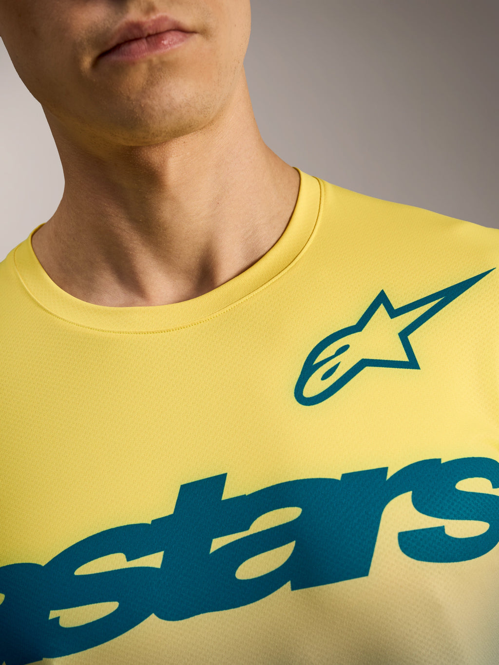 Maillot Alpinestars A-Dura ASTARS 2.0 jaune fluo, logos bleu sarcelle, jersey de VTT respirant à manches courtes.