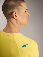 Maillot A-Dura ASTARS 2.0 jaune fluo, vue arrière avec logo bleu sur l'épaule et tissu jacquard VTT respirant.