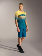Maillot VTT A-Dura ASTARS 2.0 à manches courtes, dégradé jaune et bleu avec logo poitrine sur un mannequin.