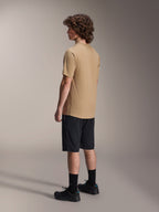 Short Alpinestars A-Dura Liner en noir et maillot A-Dura SS en beige, portés par un mannequin homme de profil, associés à des chaussettes noires et des chaussures de cyclisme, vêtements lifestyle de VTT.